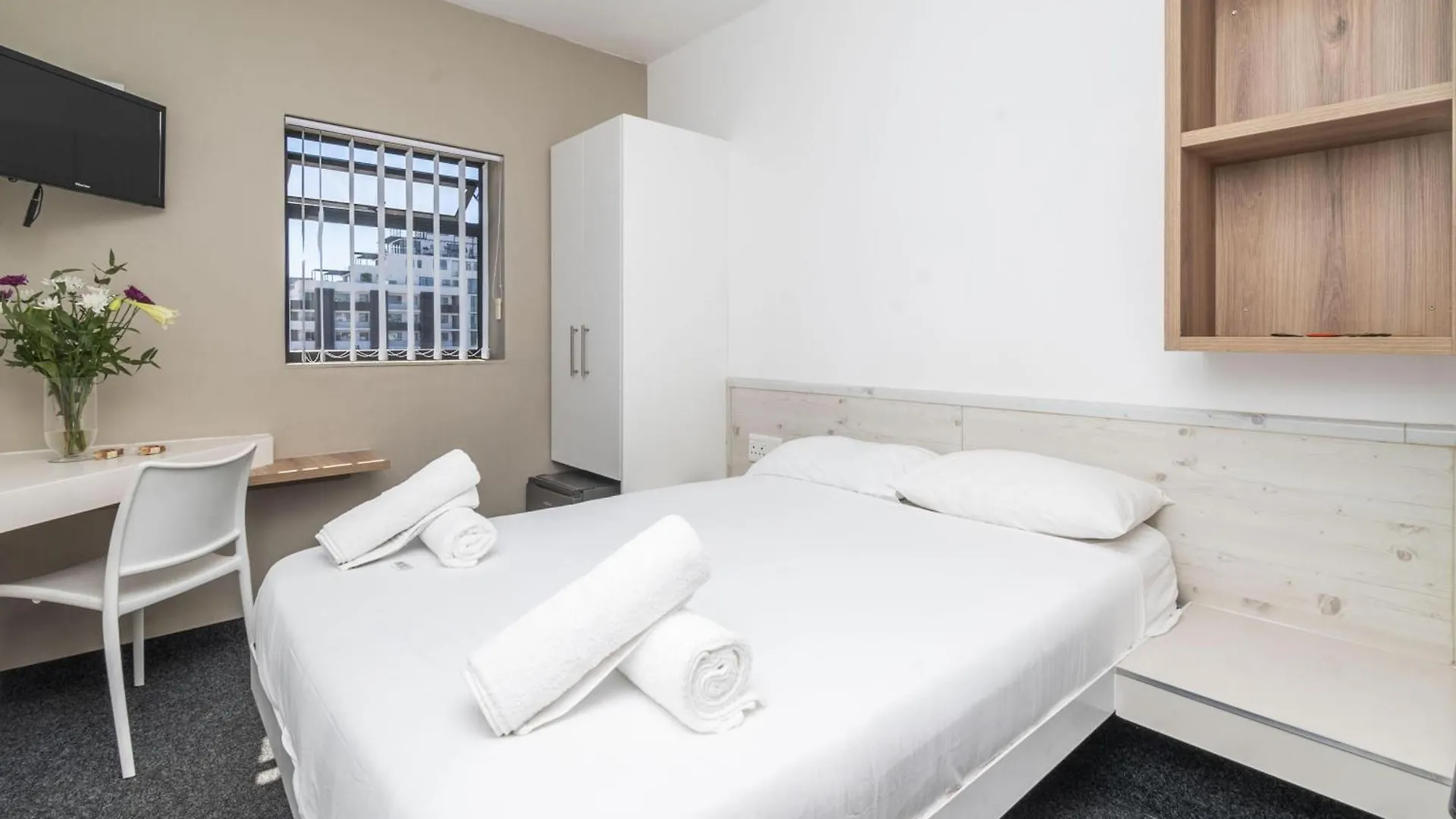 Metropole Green Point: Chic 2Nd Floor Room Kapstadt