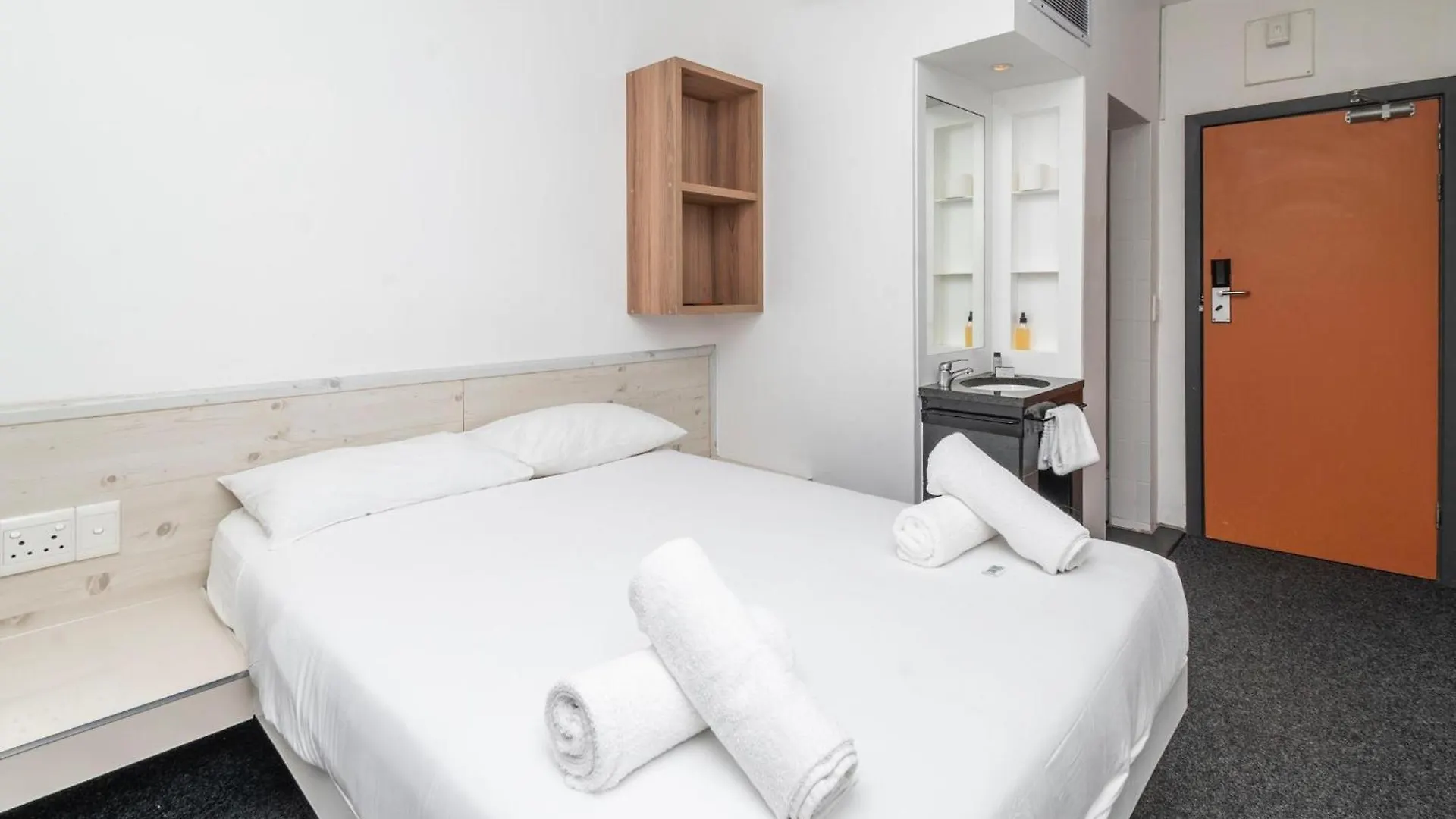 Metropole Green Point: Chic 2Nd Floor Room Cape Town South Africa