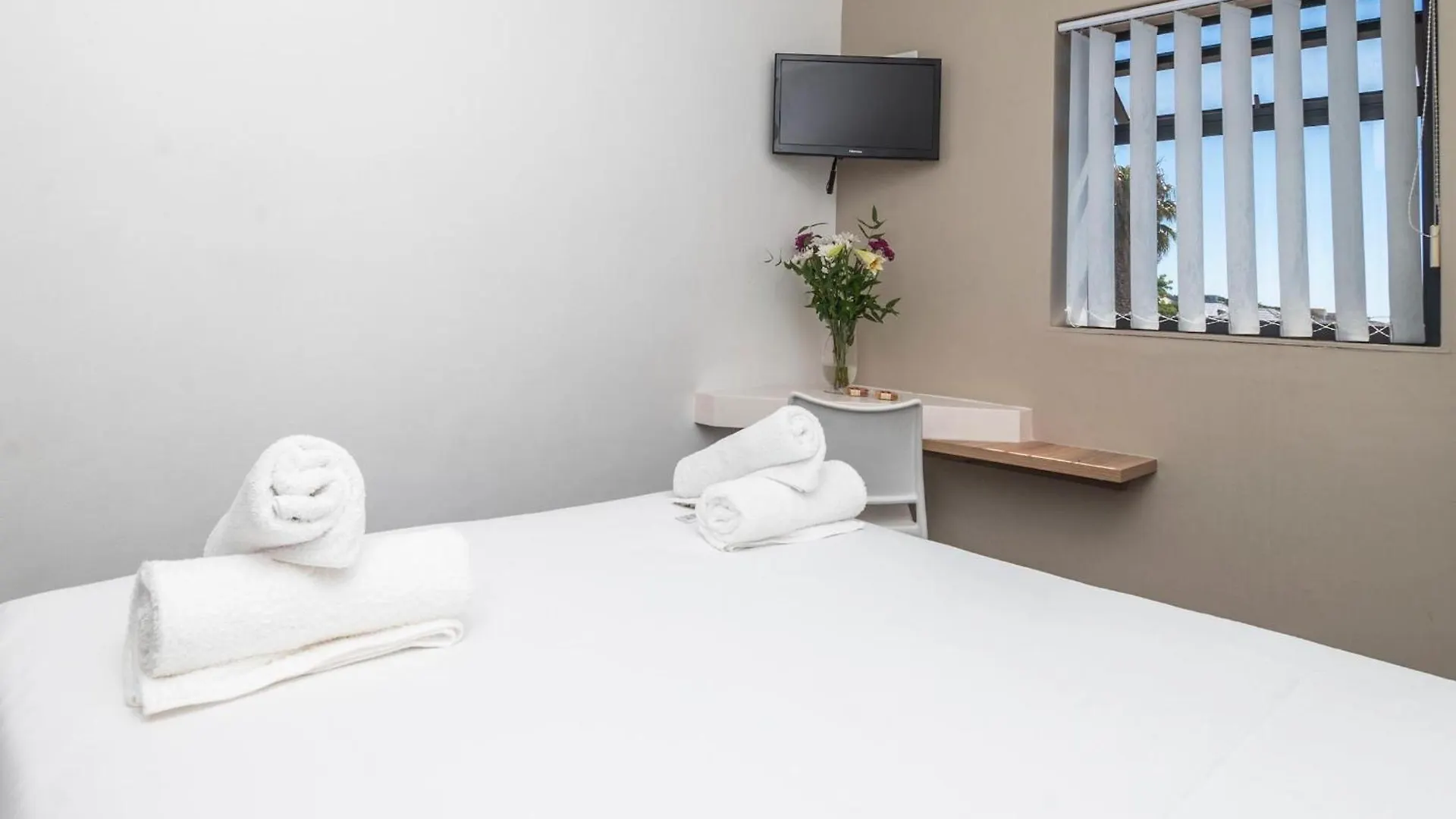 Metropole Green Point: Chic 2Nd Floor Room Cape Town Apartment