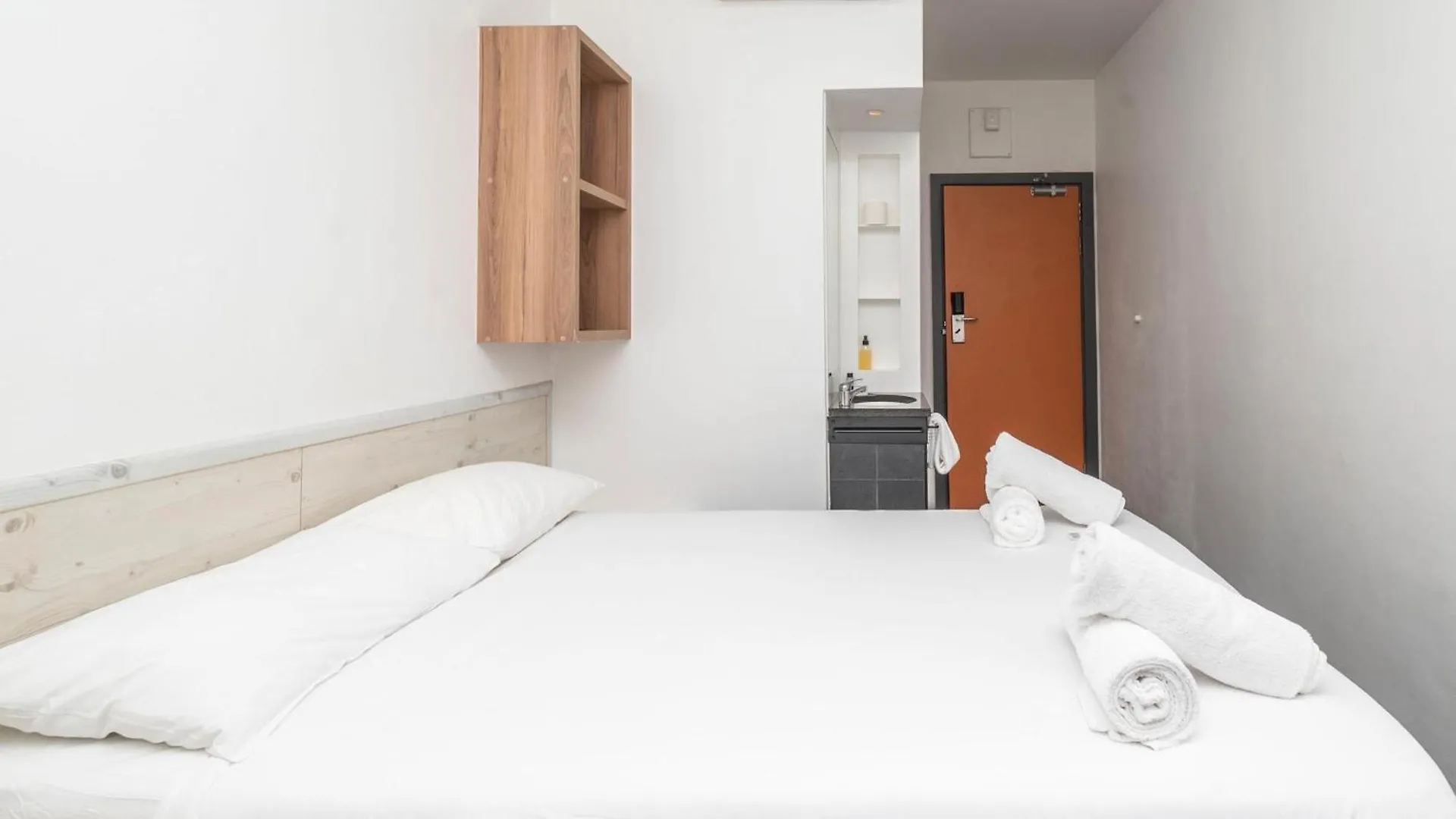 Metropole Green Point: Chic 2Nd Floor Room Cape Town South Africa