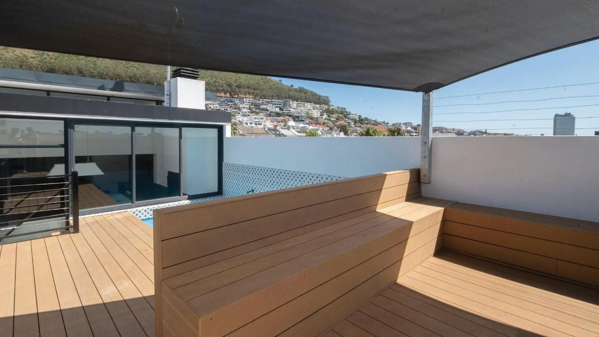 Metropole Green Point: Chic 2Nd Floor Room Cape Town Apartment