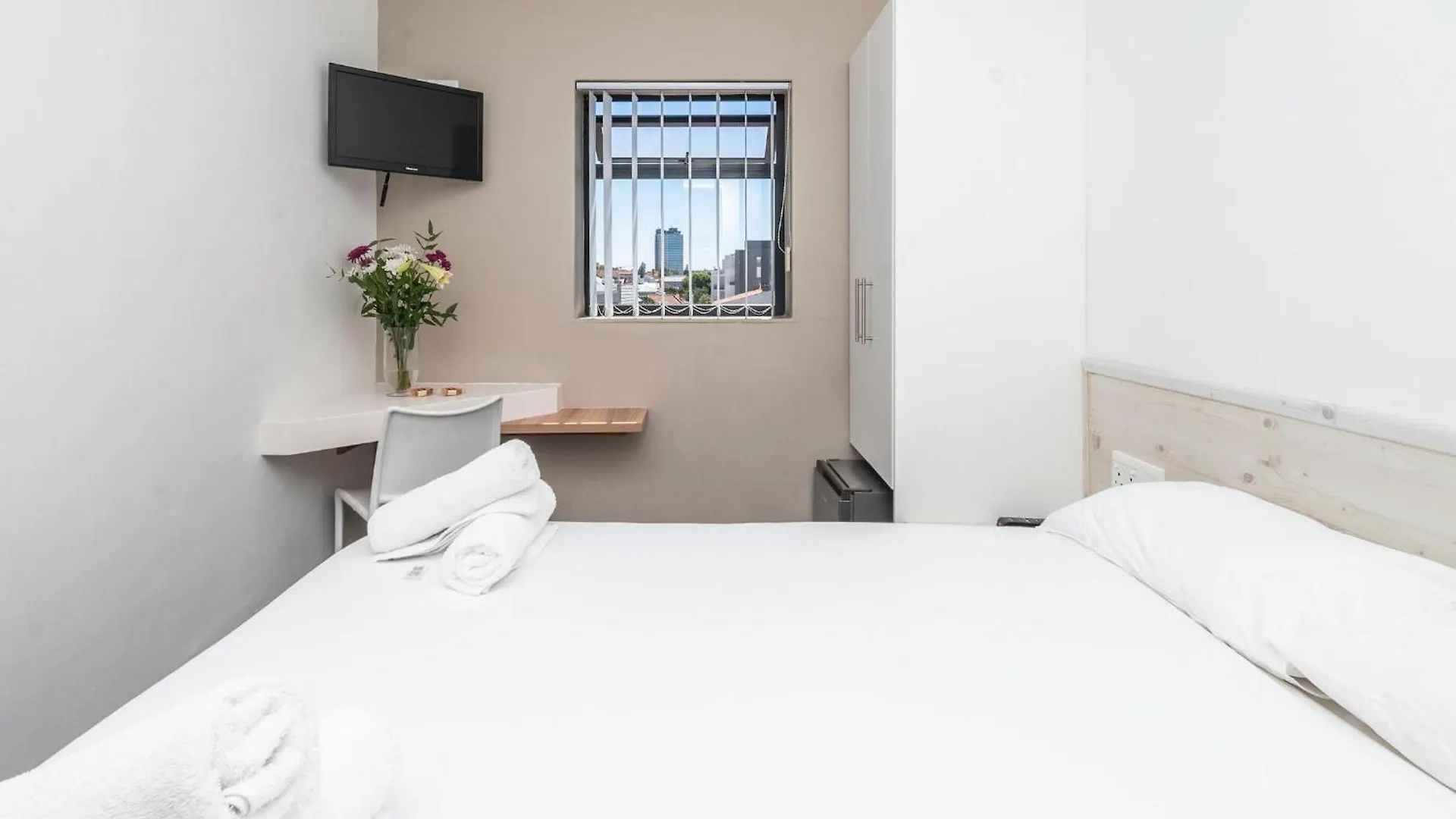 Metropole Green Point: Chic 2Nd Floor Room Cape Town