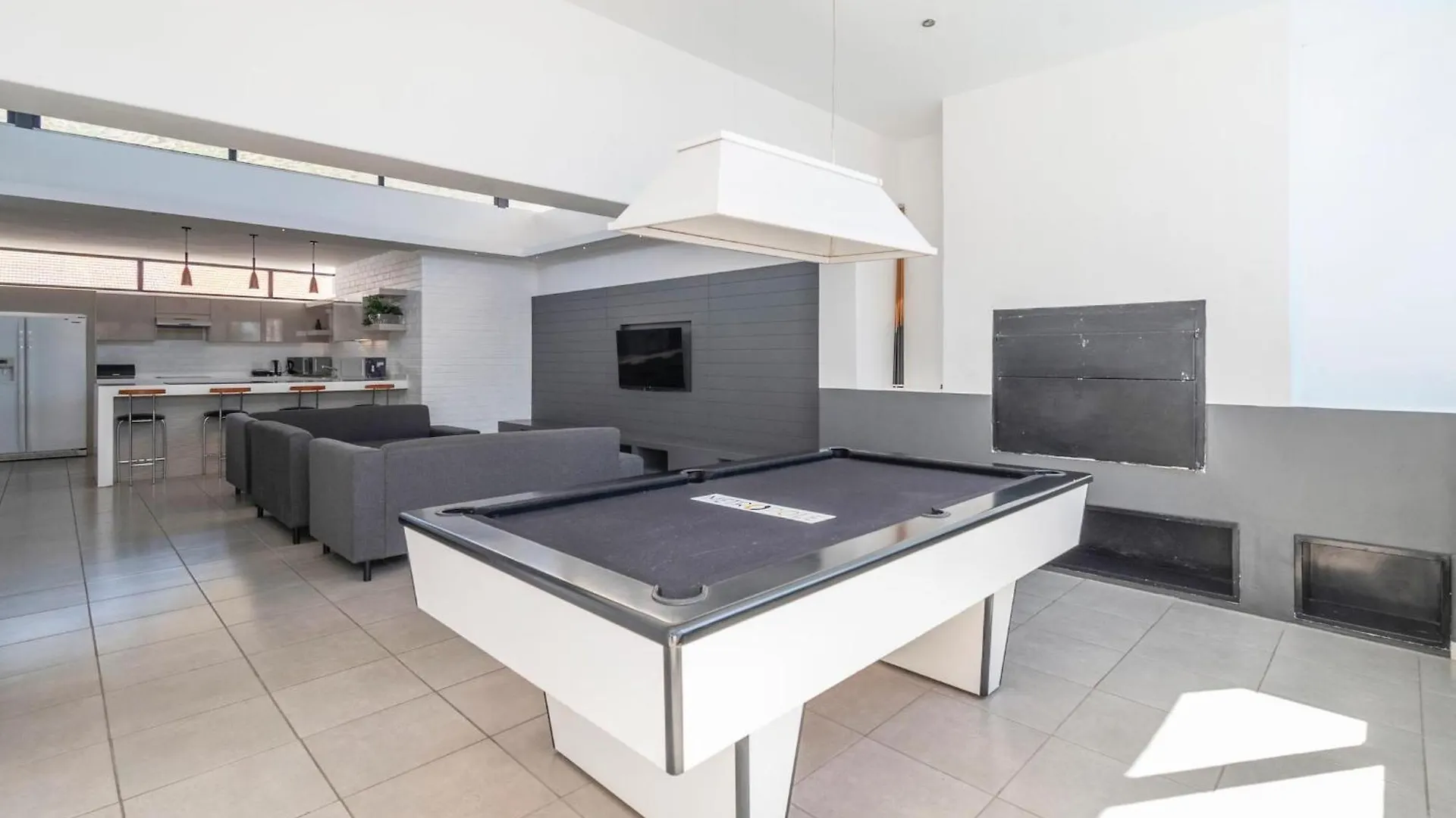 Apartment Metropole Green Point: Chic 2Nd Floor Room Cape Town South Africa