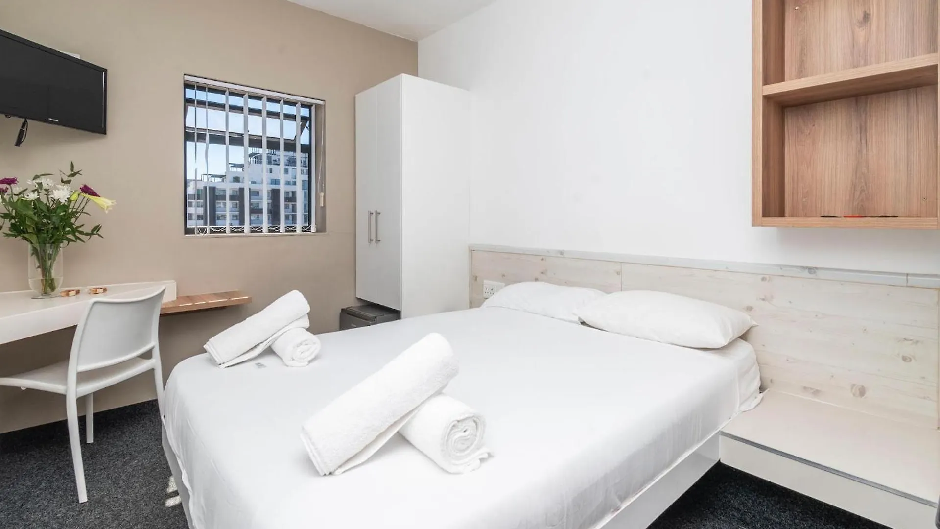 Apartment Metropole Green Point: Chic 2Nd Floor Room Cape Town