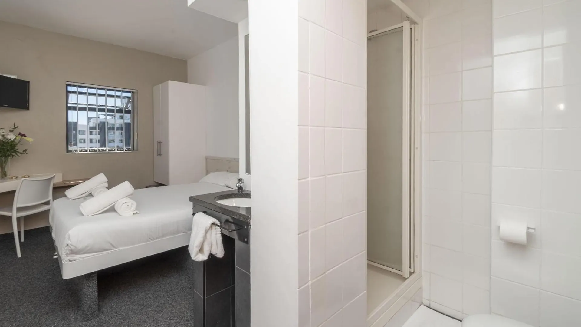 Apartment Metropole Green Point: Chic 2Nd Floor Room Cape Town South Africa