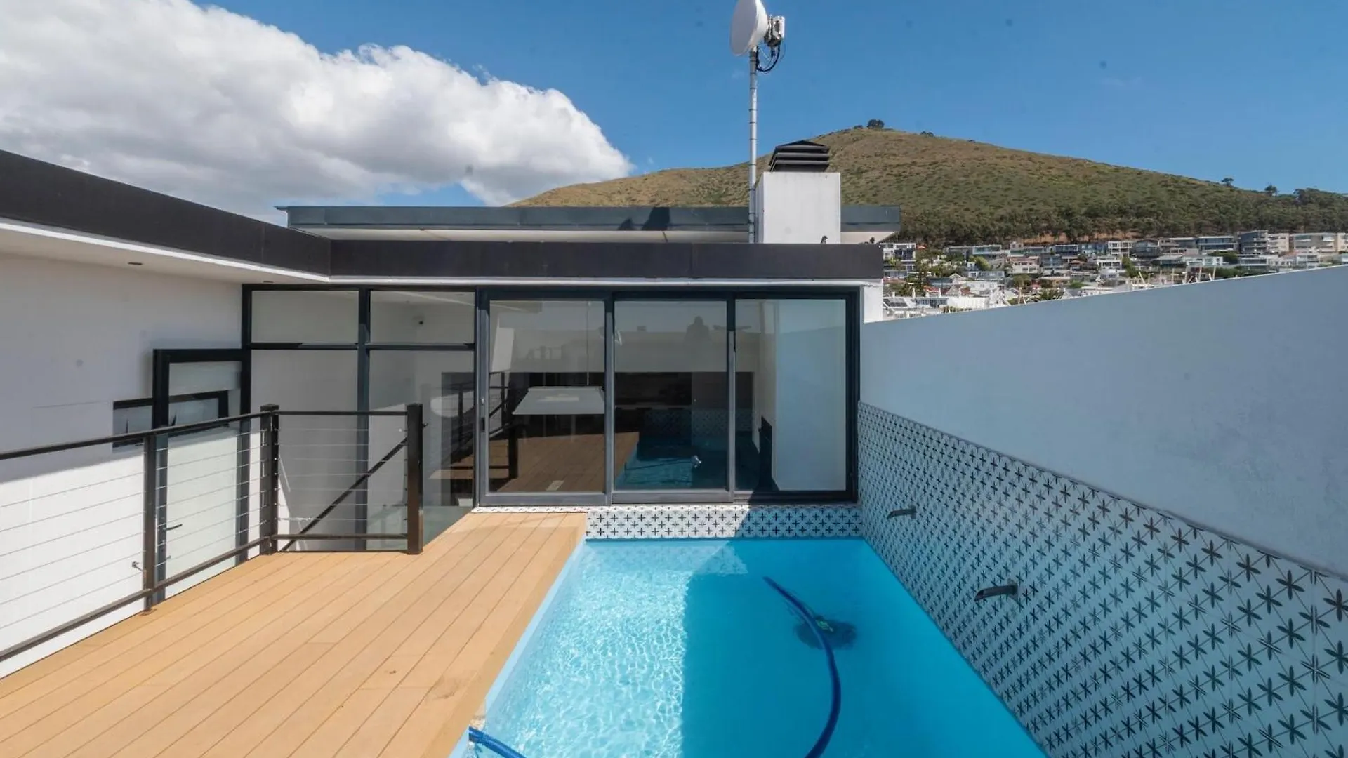 Metropole Green Point: Chic 2Nd Floor Room Cape Town