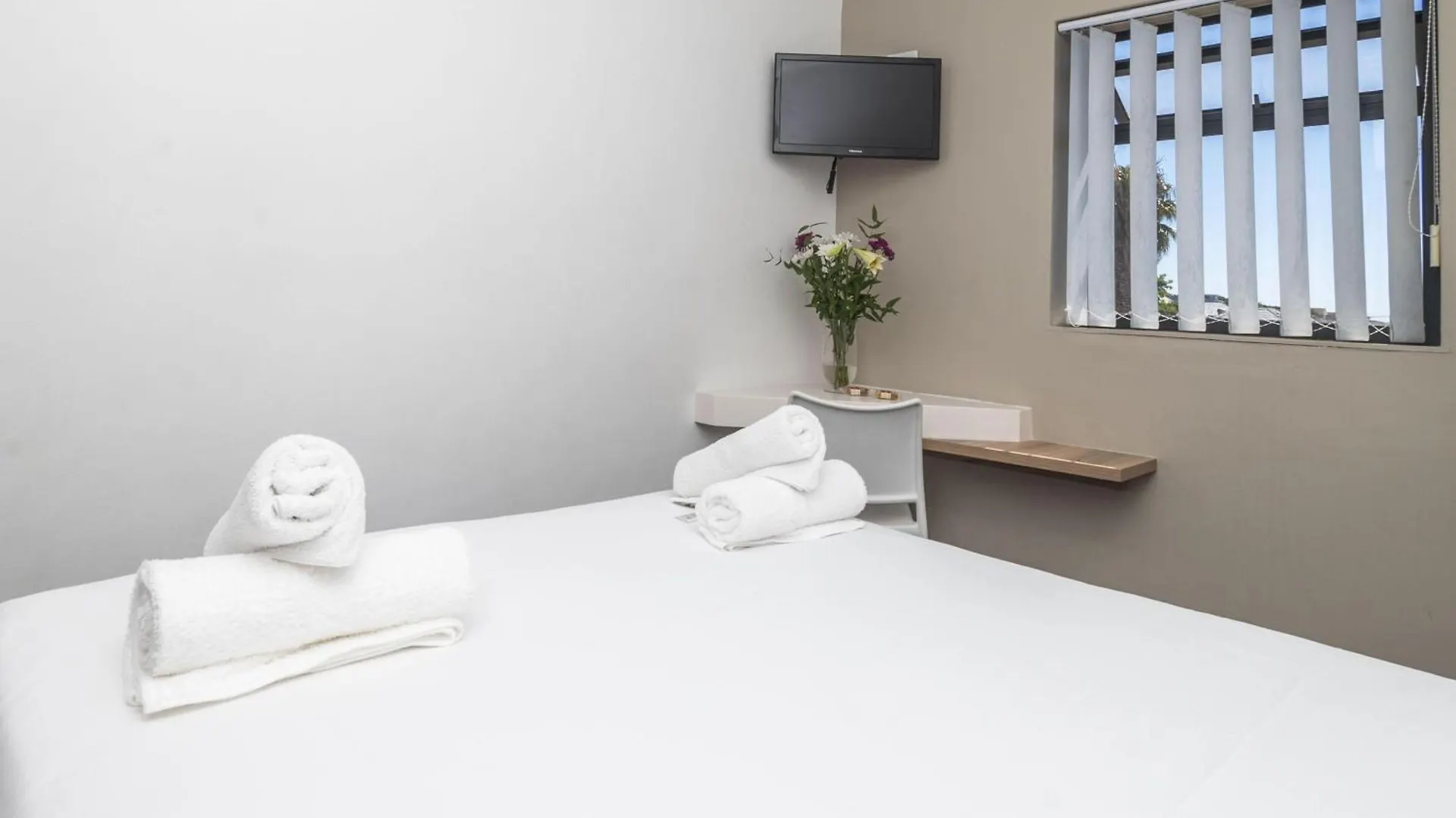 Apartment Metropole Green Point: Chic 2Nd Floor Room Cape Town South Africa