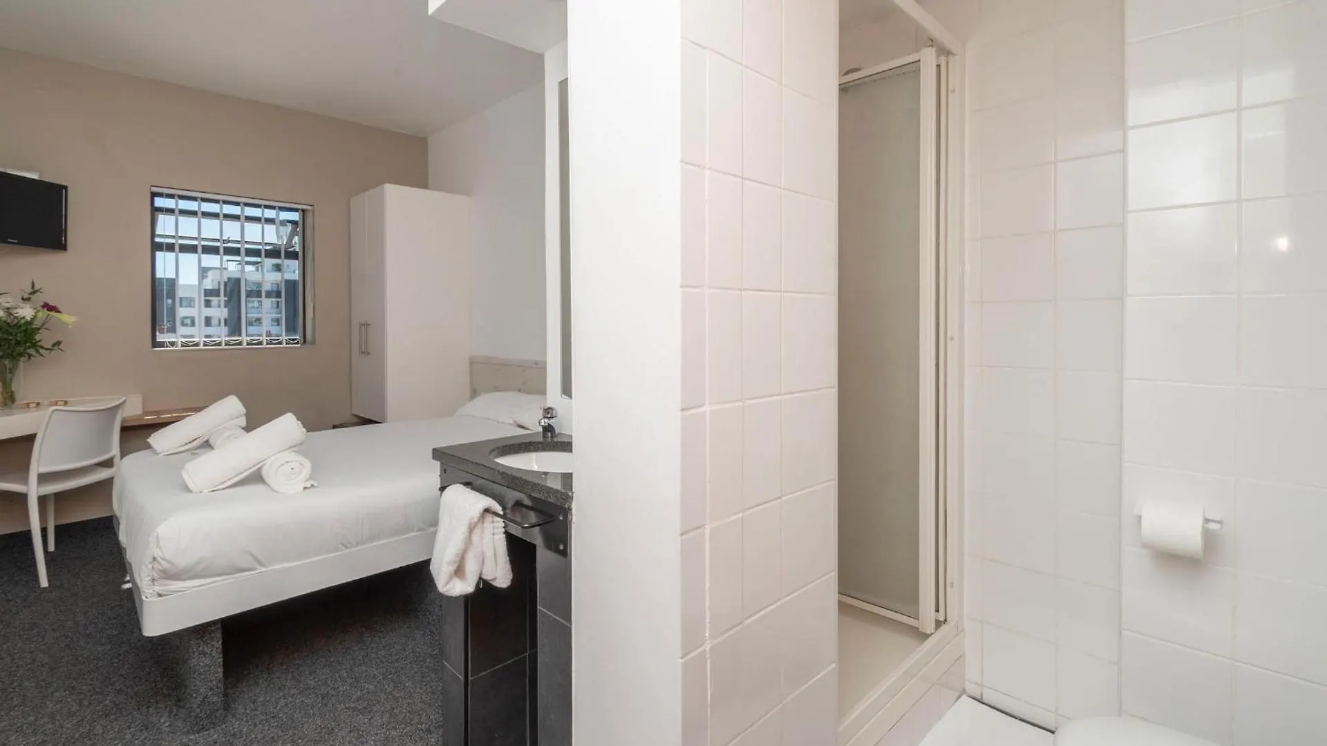 Metropole Green Point: Chic 2Nd Floor Room Cape Town Apartment